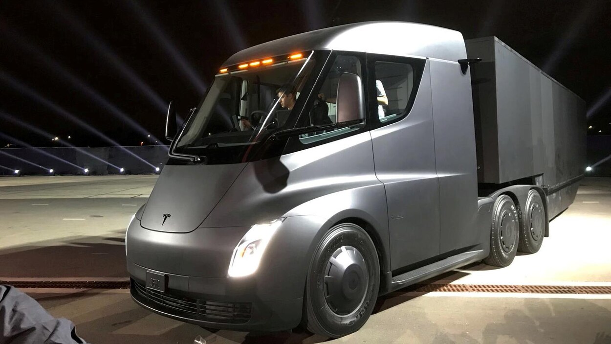 Le nouveau camion électrique de Tesla lors de son dévoilement, dans le cadre d'un événement corporatif. Le nouveau camion électrique de Tesla lors de son dévoilement, dans le cadre d'un événement corporatif.