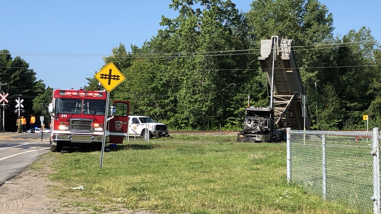 Un camion de pompiers et un camion incendié