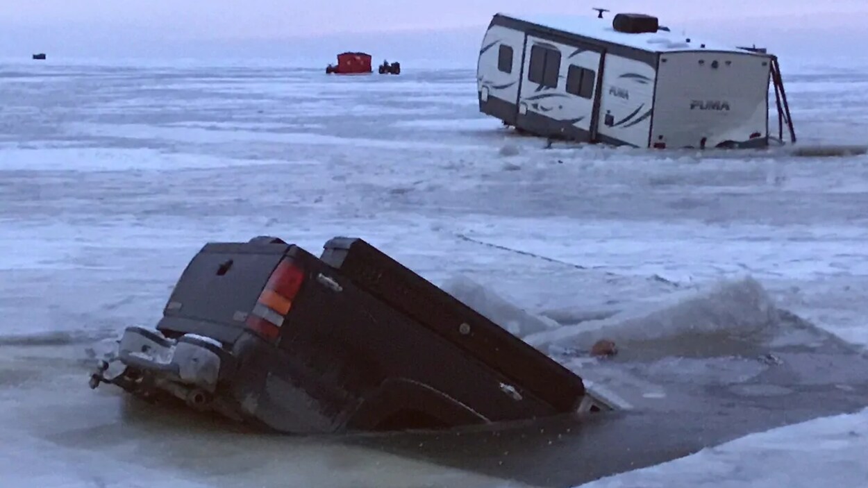 Une voiture dans l'eau.