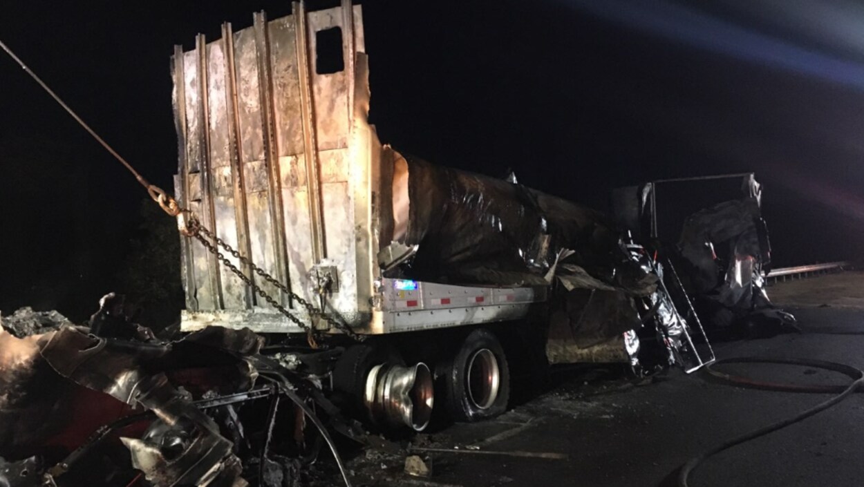 La remorque d'un camion complètement détruite par les flammes.