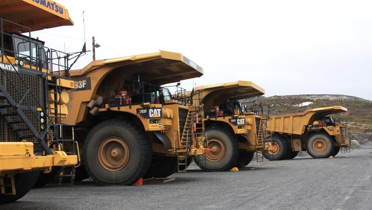 Des camion de 240 tonnes au site de la mine du lac Bloom.