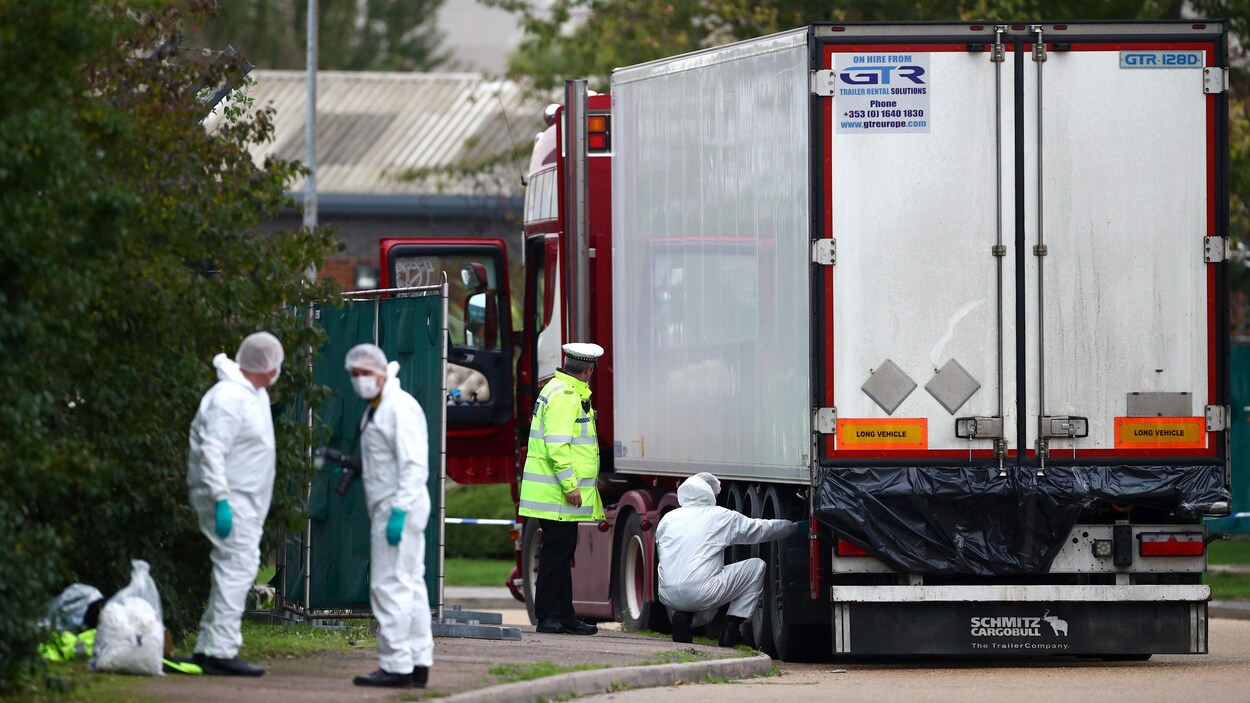 Des policiers sur les lieux où des corps ont été découverts à Grays, Essex.
