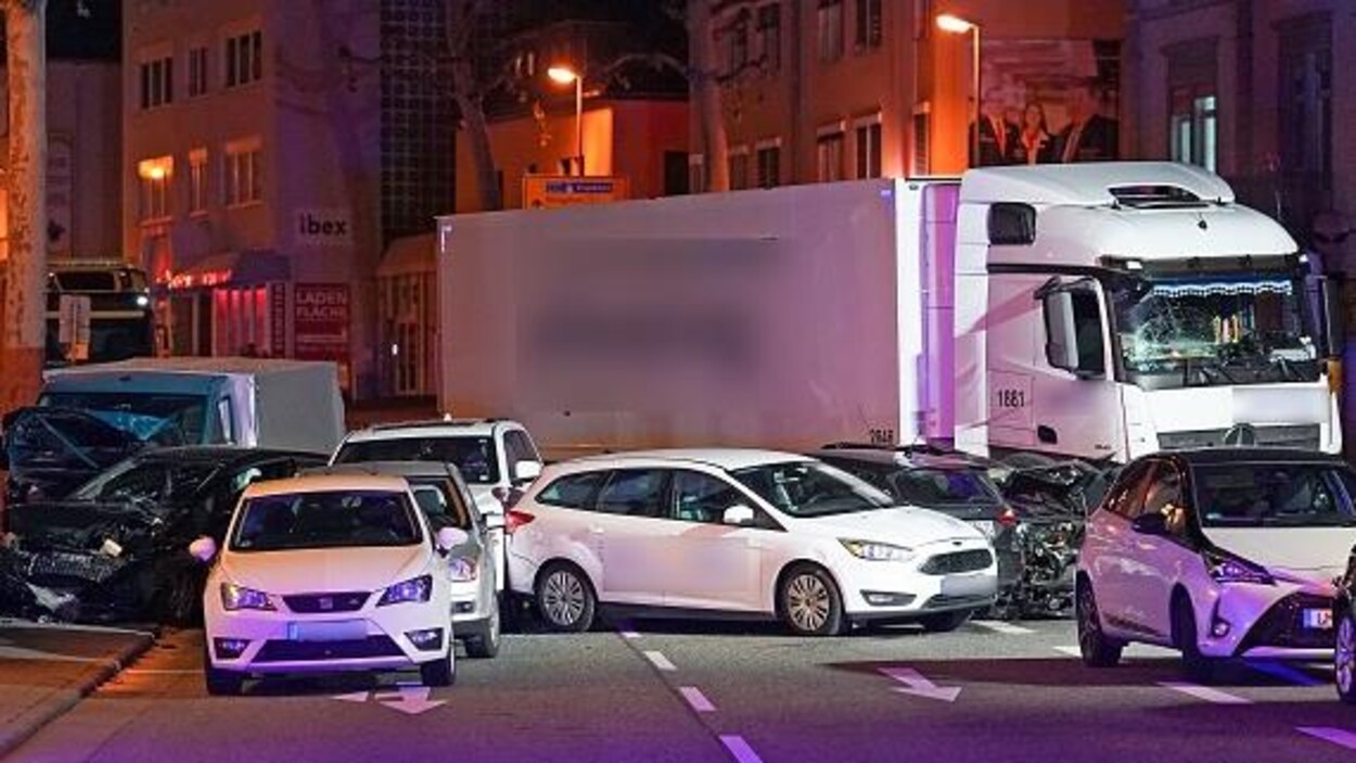 Un camion qui a percuté plusieurs voitures est immobilisé en plein milieu de la chaussée.