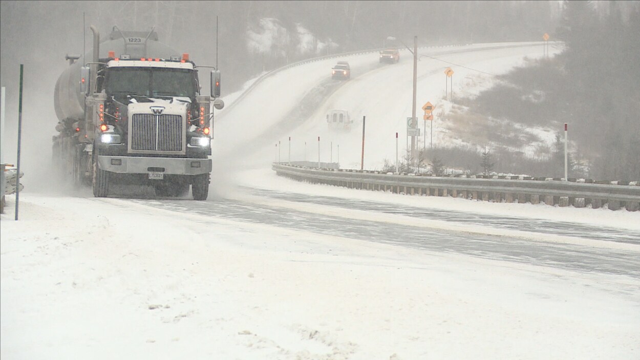 Un véhicule lourd circule sur la route 138 pendant une tempête de neige, le 12 novembre 2019.