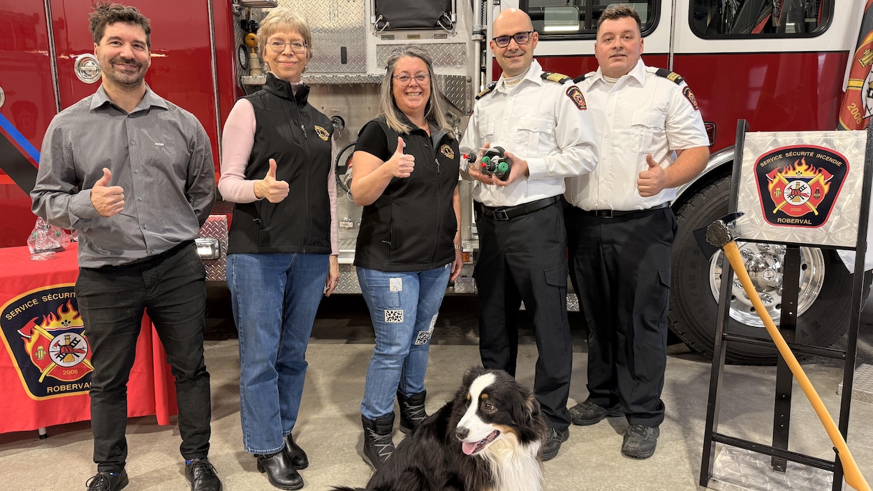 Des masques à oxygène pour chats et chiens remis aux pompiers de Roberval