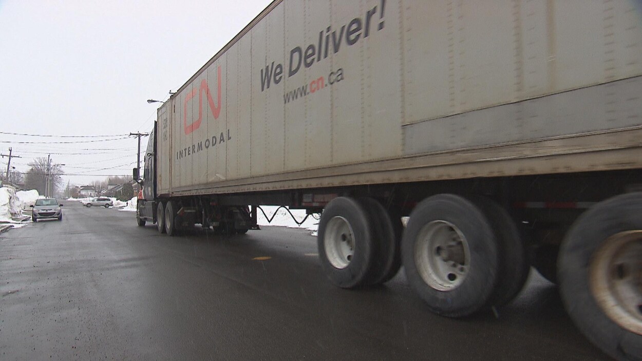 Un camion dans une rue avec de la neige.