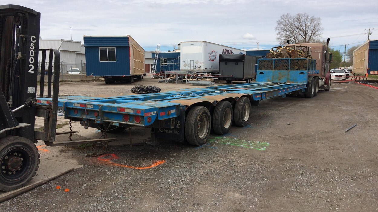 Le camion semi-remorque impliqué dans l'accident mortel d'un travailleur de Roberval survenu à Trois-Rivières le 15 mai 2017. Le camion semi-remorque impliqué dans l'accident mortel d'un travailleur de Roberval survenu à Trois-Rivières le 15 mai 2017.