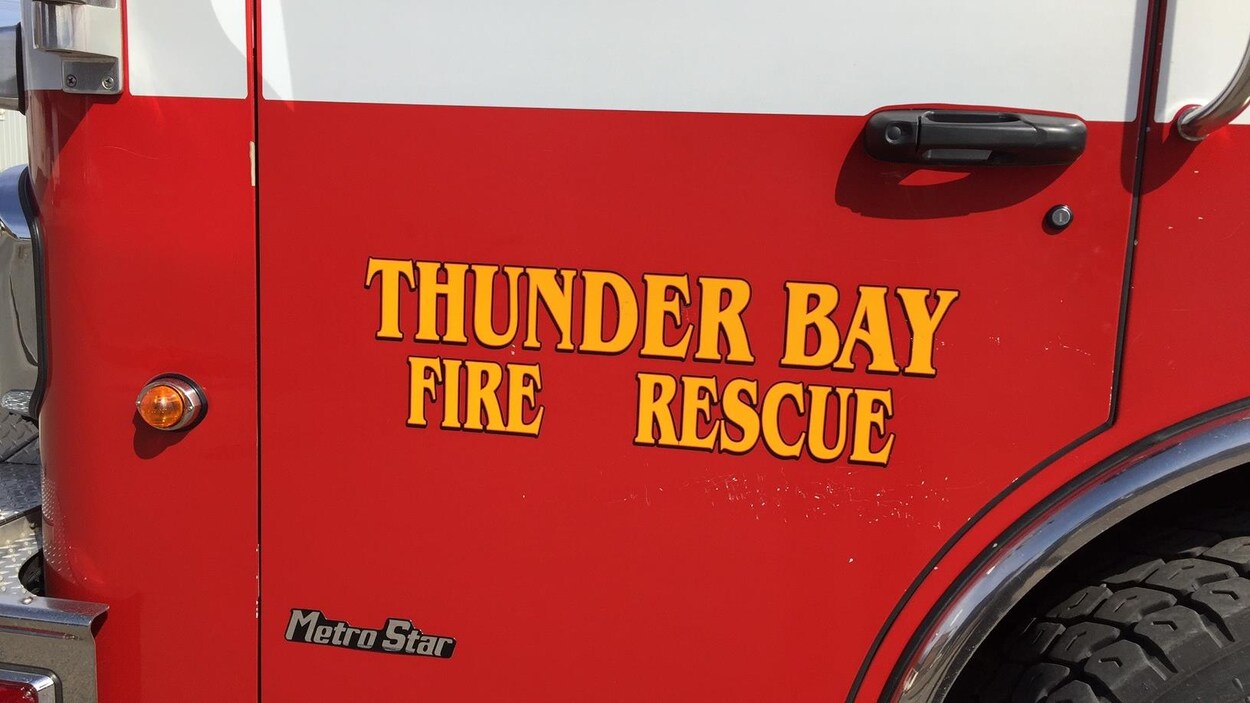 La portière d’un camion du service des incendies de Thunder Bay.