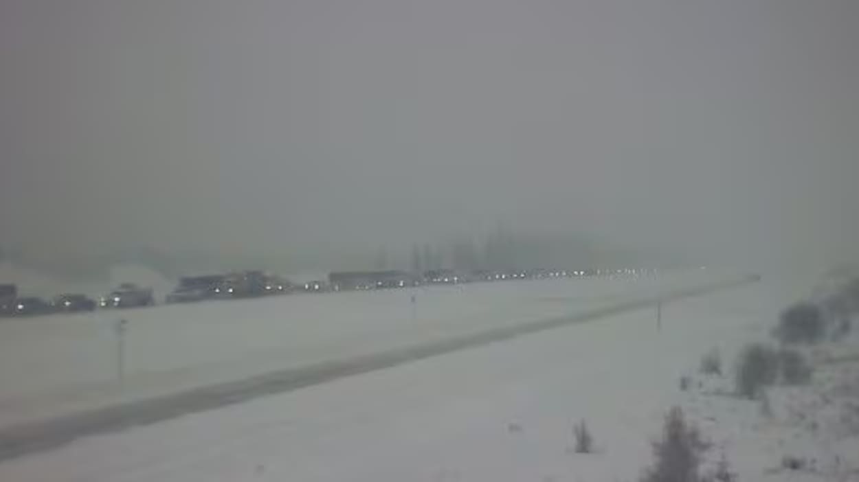 La neige paralyse la circuation sur la route 63 près de Fort McMurray