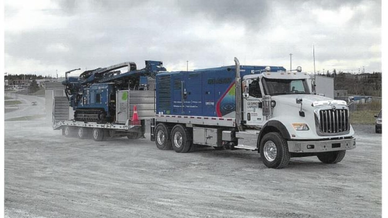 Un camion avec des équipements.