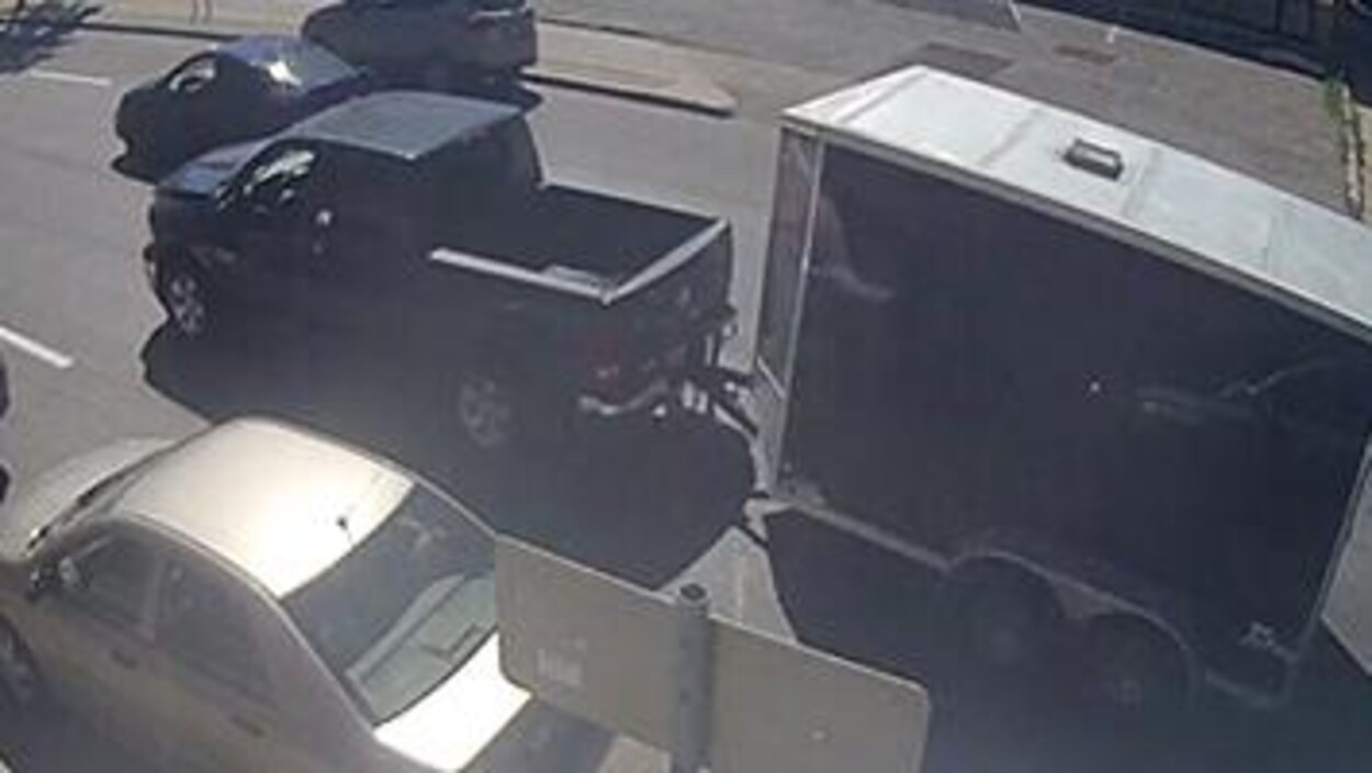 Image de vidéosurveillance d'une camionnette et d'une remorque.
