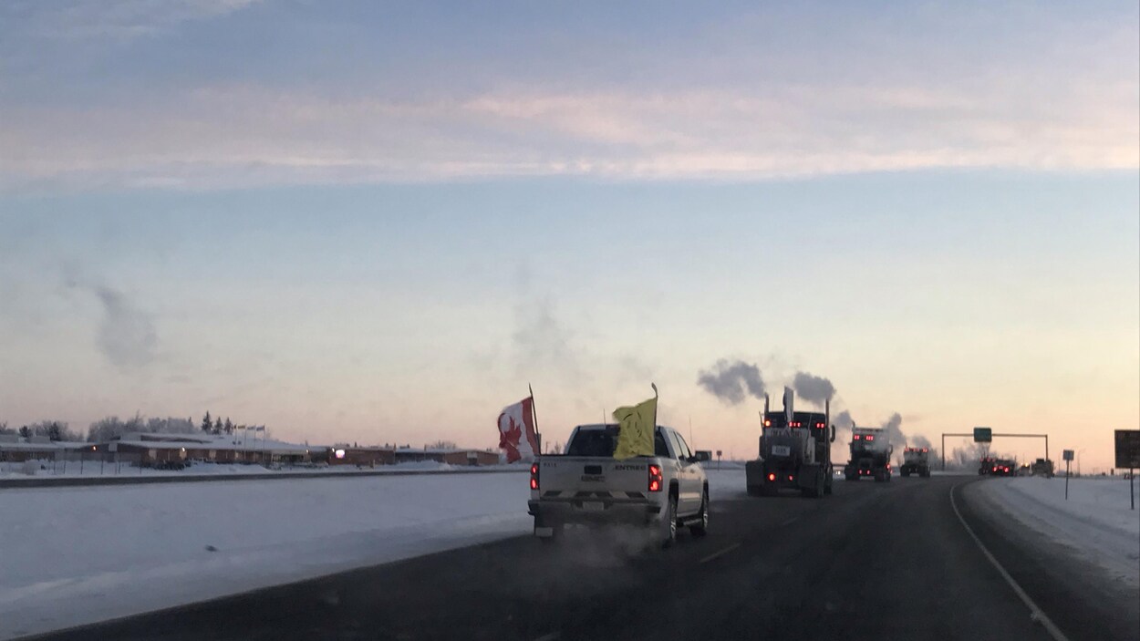Trois camions roulent sur l'autoroute Transcanadienne en direction d'Ottawa.