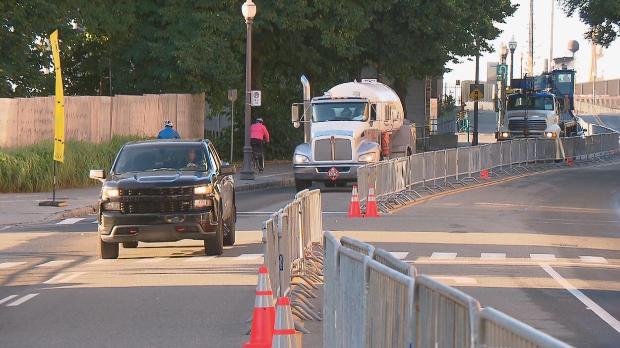Des camions face sur le boulevard Champlain près de la Traverse Québec-Lévis.