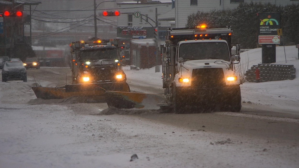 Des camions déblaient la neige.