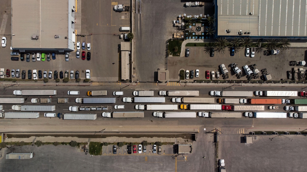 Vue aérienne de camions de marchandises faisant la queue pour traverser vers les États-Unis depuis le Mexique à Tijuana, dans l'État de Basse-Californie.