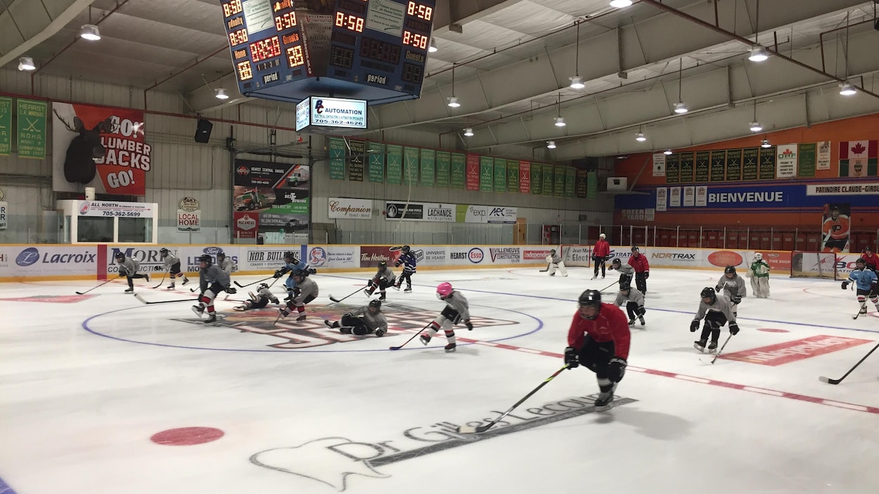 Un entraînement de patinage pour de jeunes hockeyeurs.