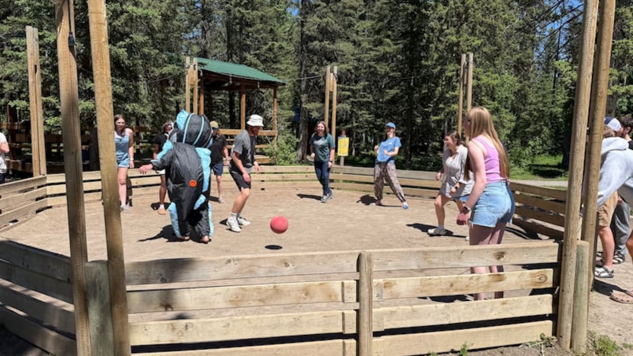 Des familles canadiennes renoncent aux camps d’été en raison du coût de la vie
