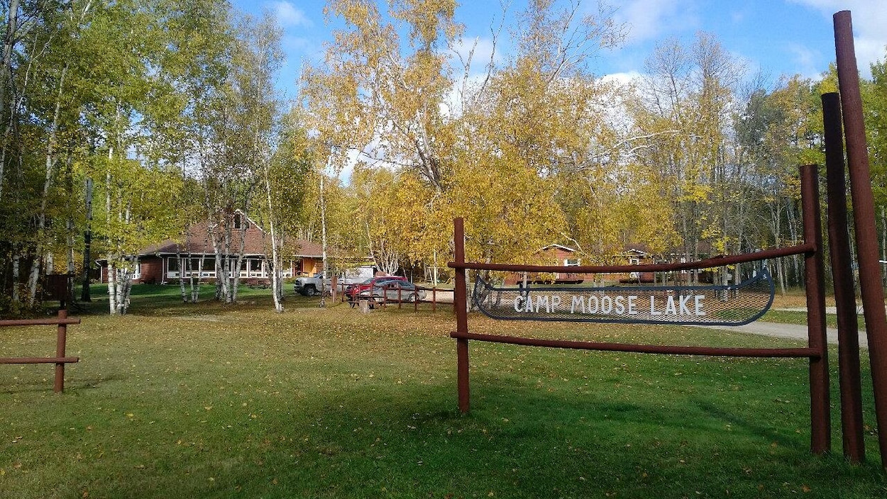 Les bâtiments d'un camp de vacances au milieu des bois.