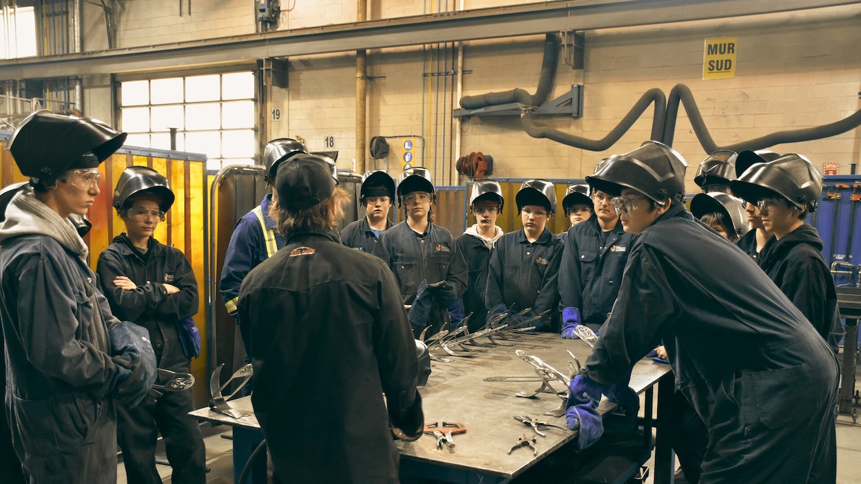 Des adolescents découvrent la soudure à La Sarre
