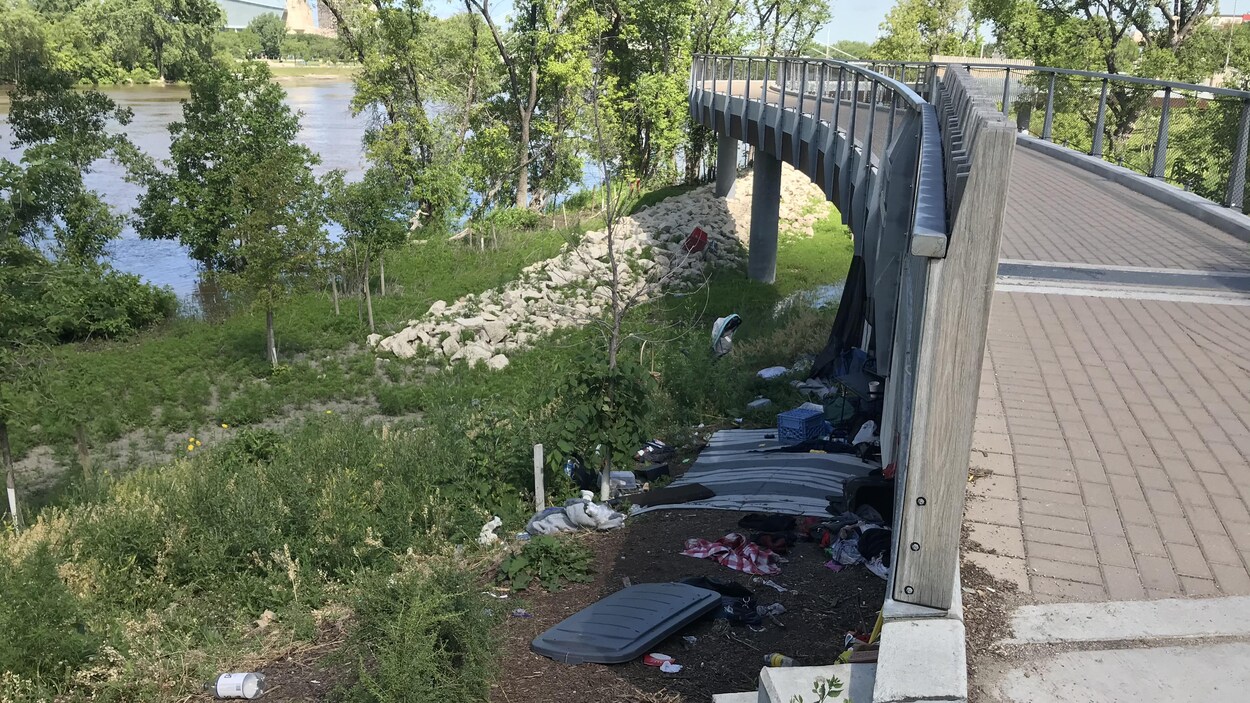 Des déchets sous un pont piétonnier.