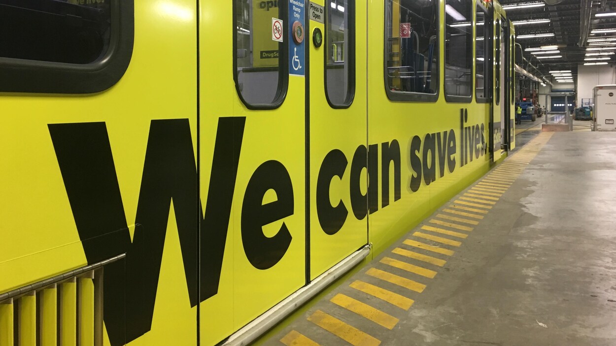 Vue serrée d'un train léger sur lequel il est écrit en très gros et en anglais : « Nous pouvons sauver des vies. » Vue serrée d'un train léger sur lequel il est écrit en très gros et en anglais : « Nous pouvons sauver des vies. »
