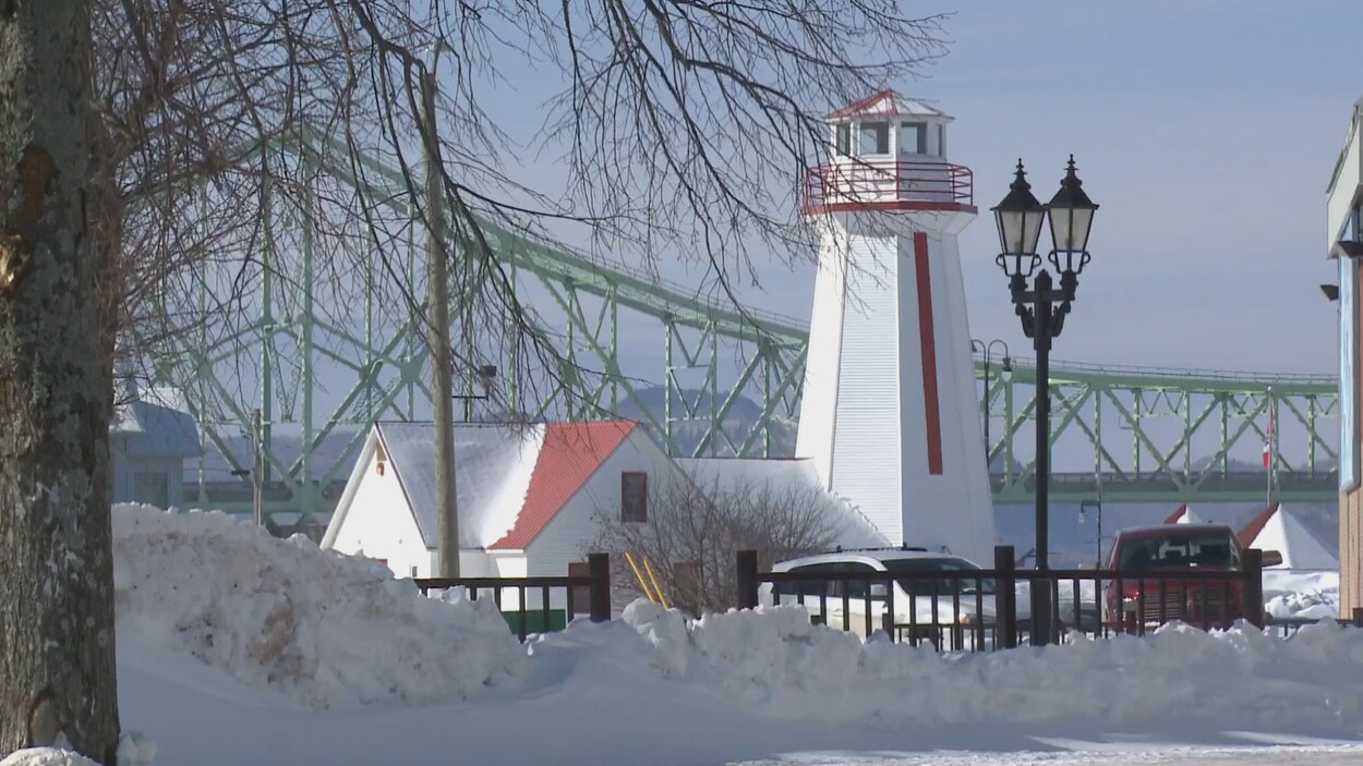 Le centre-ville de Campbellton avec la baie des Chaleurs en arrière-plan Le centre-ville de Campbellton avec la baie des Chaleurs en arrière-plan