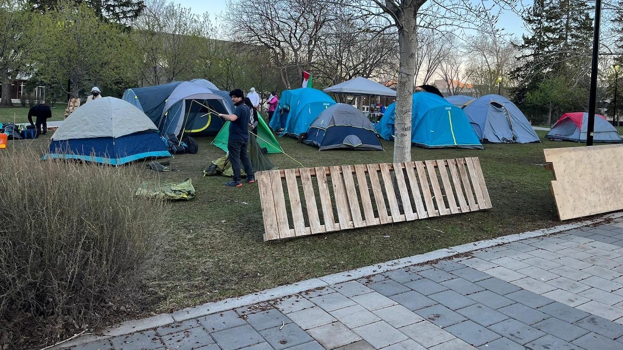 Des manifestants poursuivent l’Université de Calgary, la Ville et la police en justice