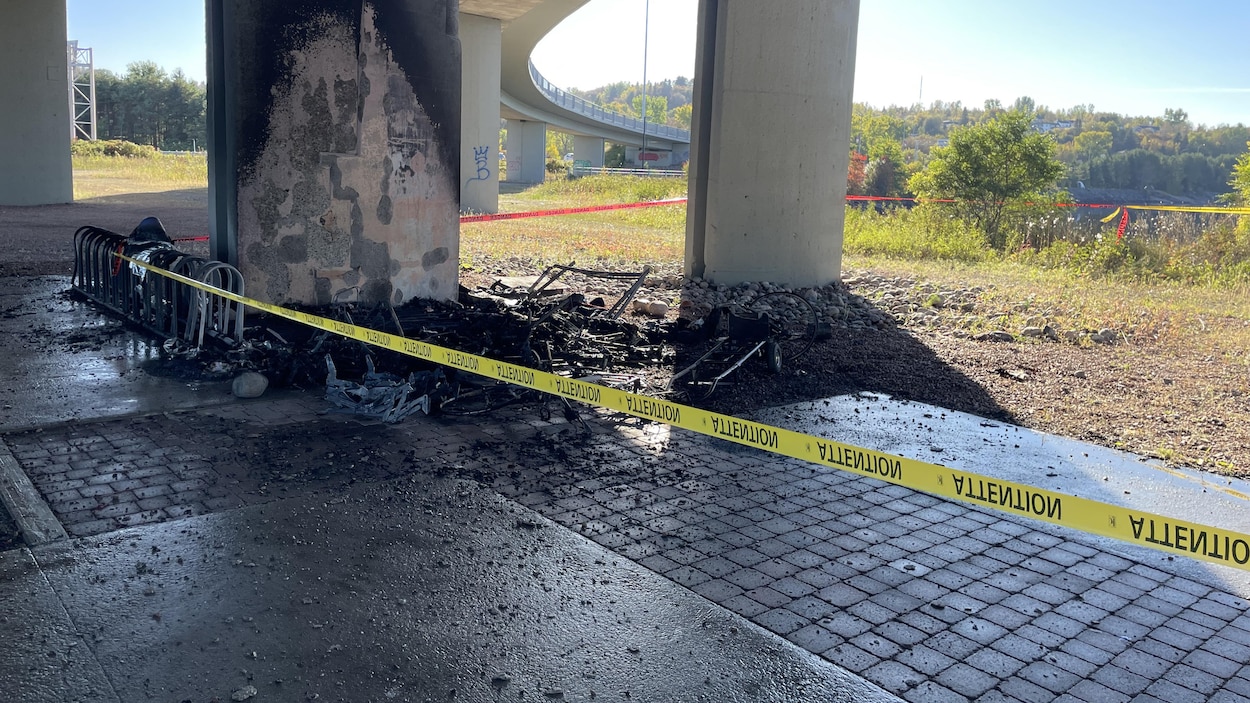 Incendie sous le pont Dubuc dans un campement de sans-abri
