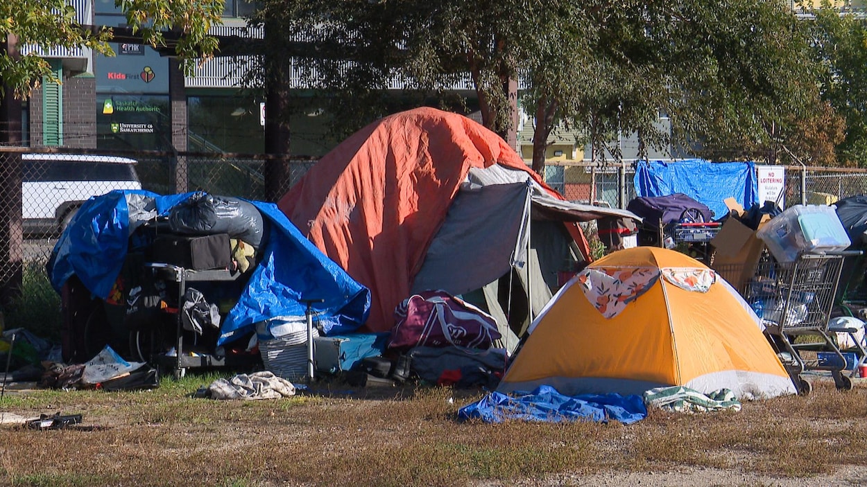 Une cinquantaine de sans-abri poussés à quitter leur campement à Saskatoon