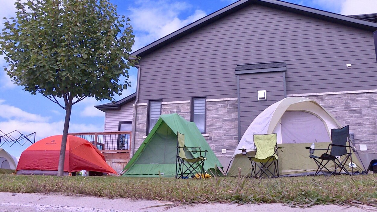 Des tentes sont installées sur le terrain d'une maison modèle à Embrun.