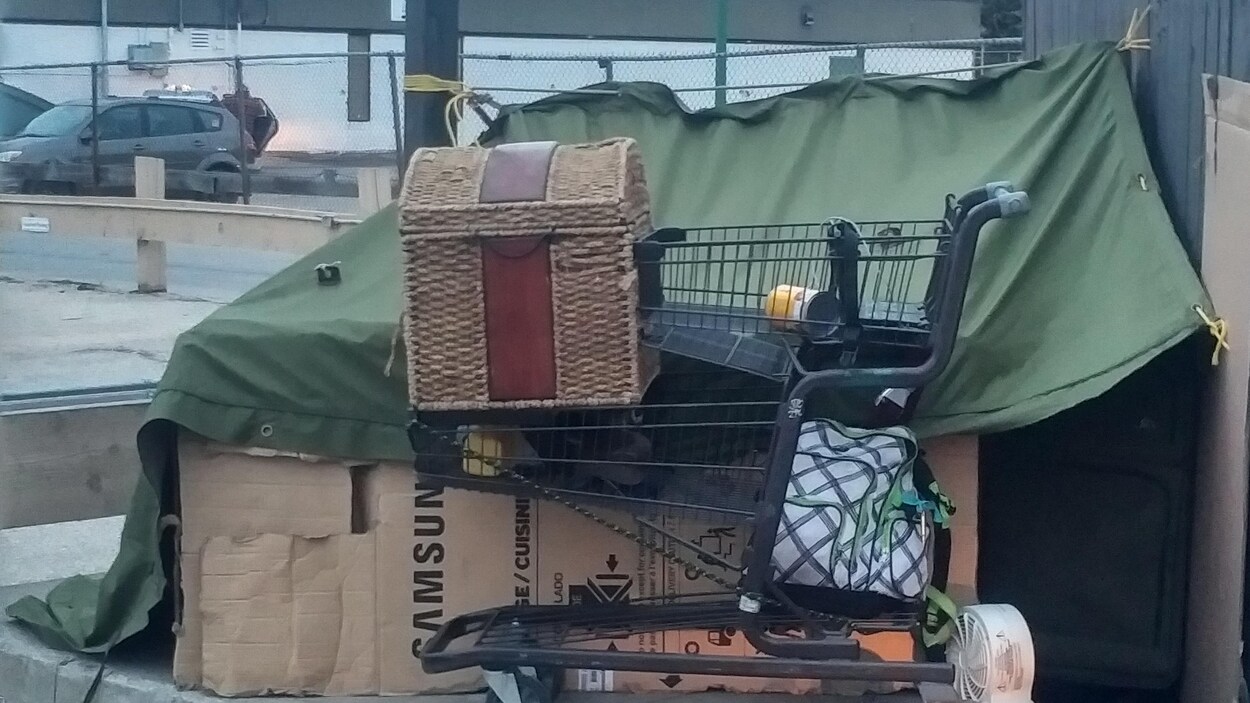 Campement de sans-abri dans le quartier West Broadway.