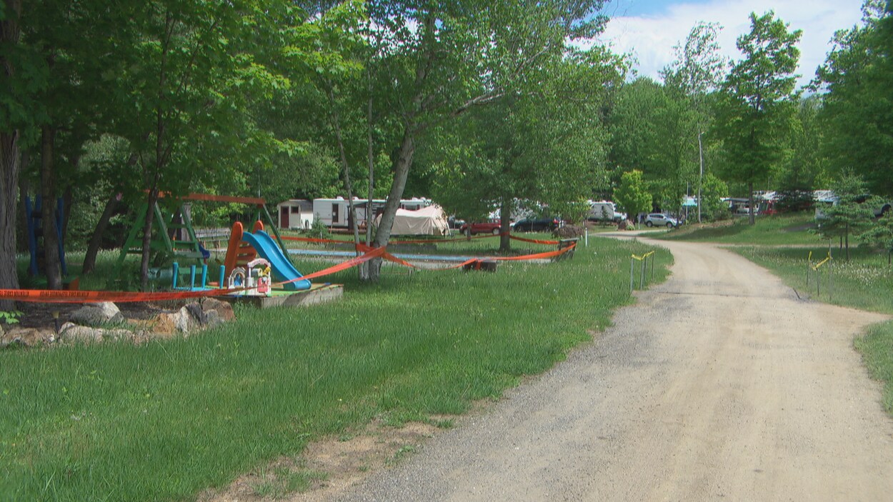 Un terrain de camping avec des modules de jeu cordonnés.