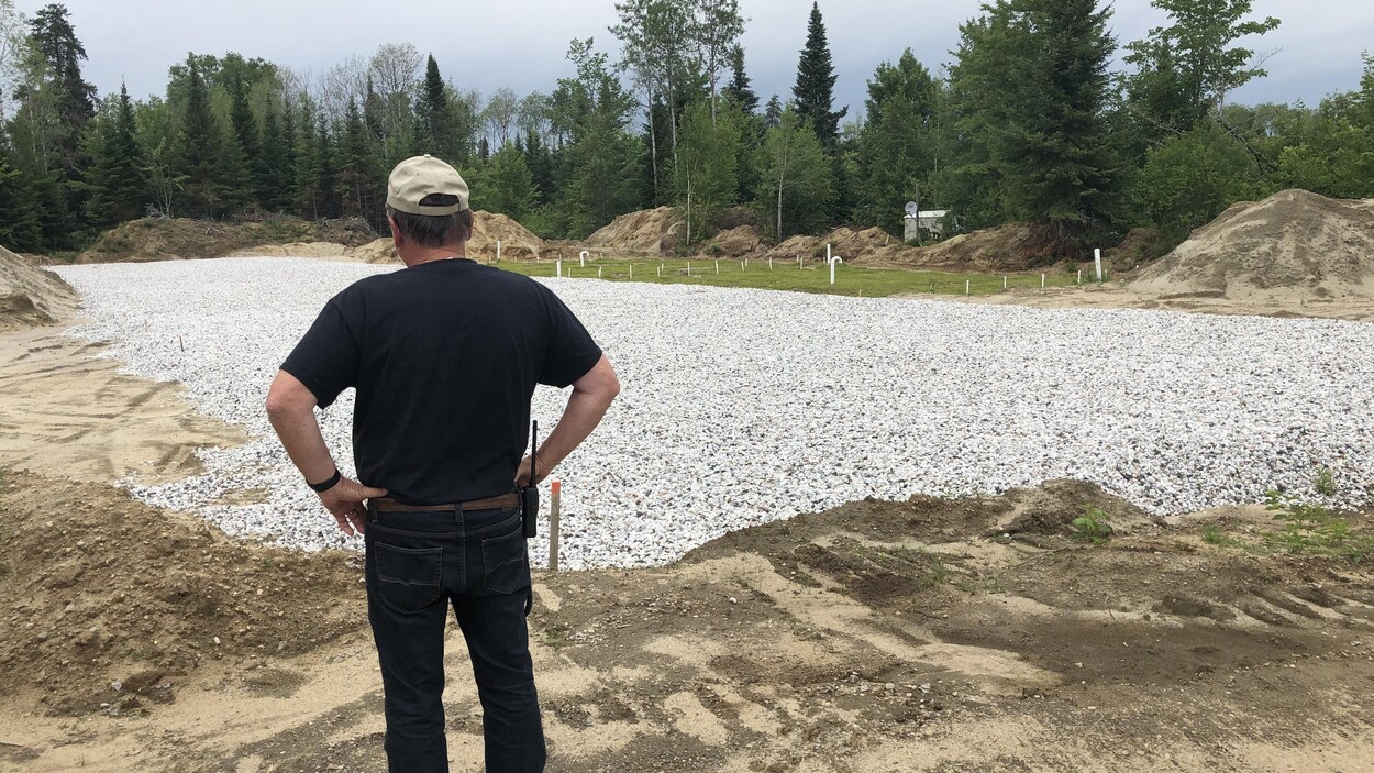 Un terrain vague est recouvert de roche de drainage.