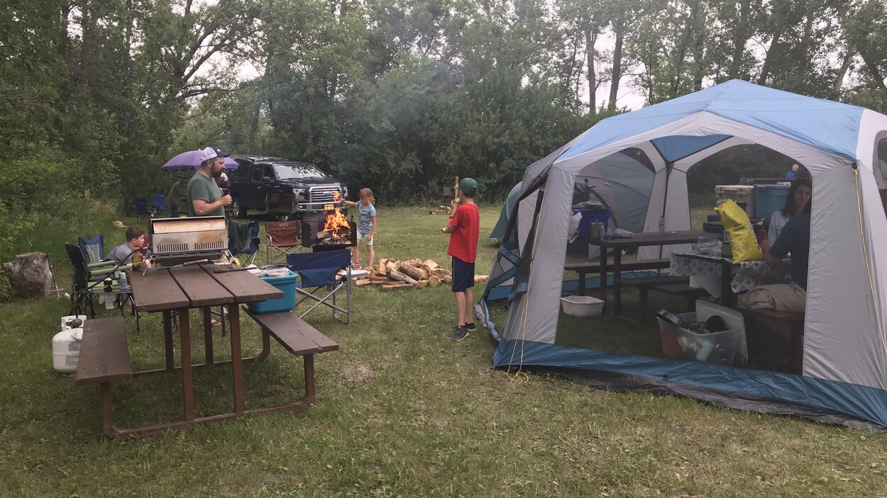 Des gens sur un terrain de camping.