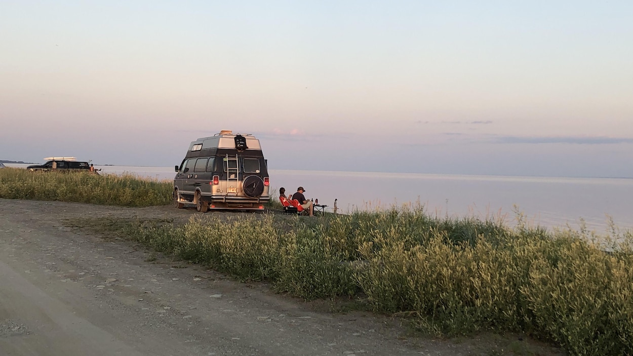 Des vacanciers sur le banc de Saint-Omer à Carleton-sur-Mer, où le camping est interdit.