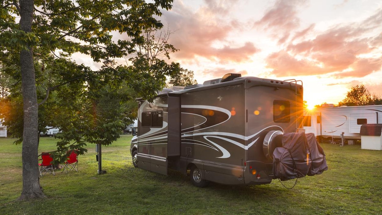 Des véhicules récréatifs sur un terrain de camping Des véhicules récréatifs sur un terrain de camping