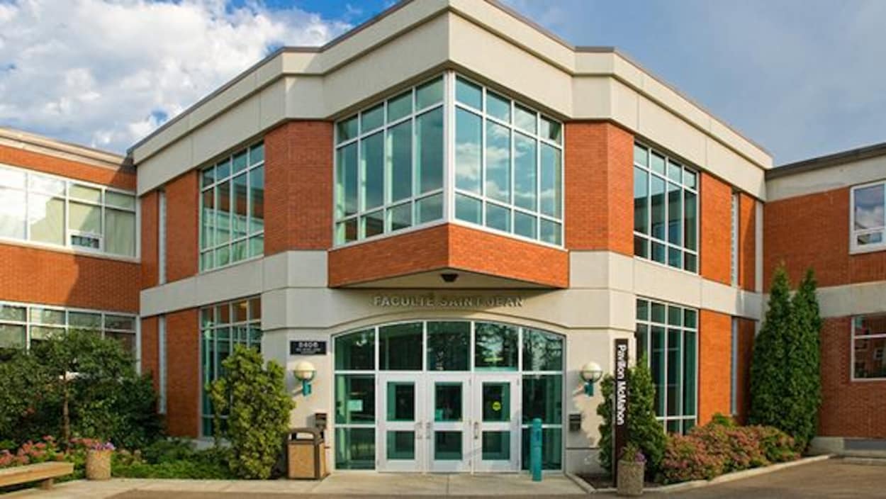 Un premier récipiendaire de doctorat au campus Saint-Jean