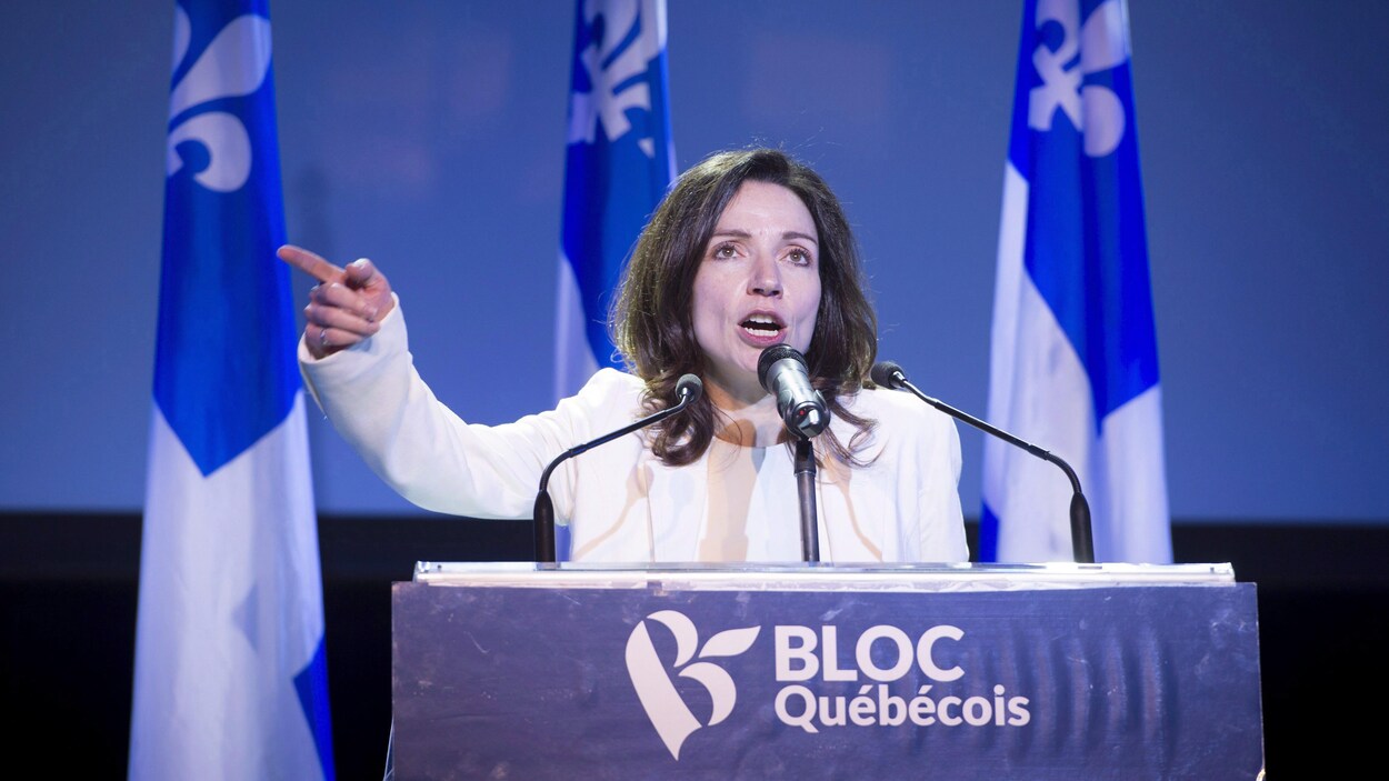 Martine Ouellet pointe un doigt accusateur vers la foule lors d'un discours. Martine Ouellet pointe un doigt accusateur vers la foule lors d'un discours.