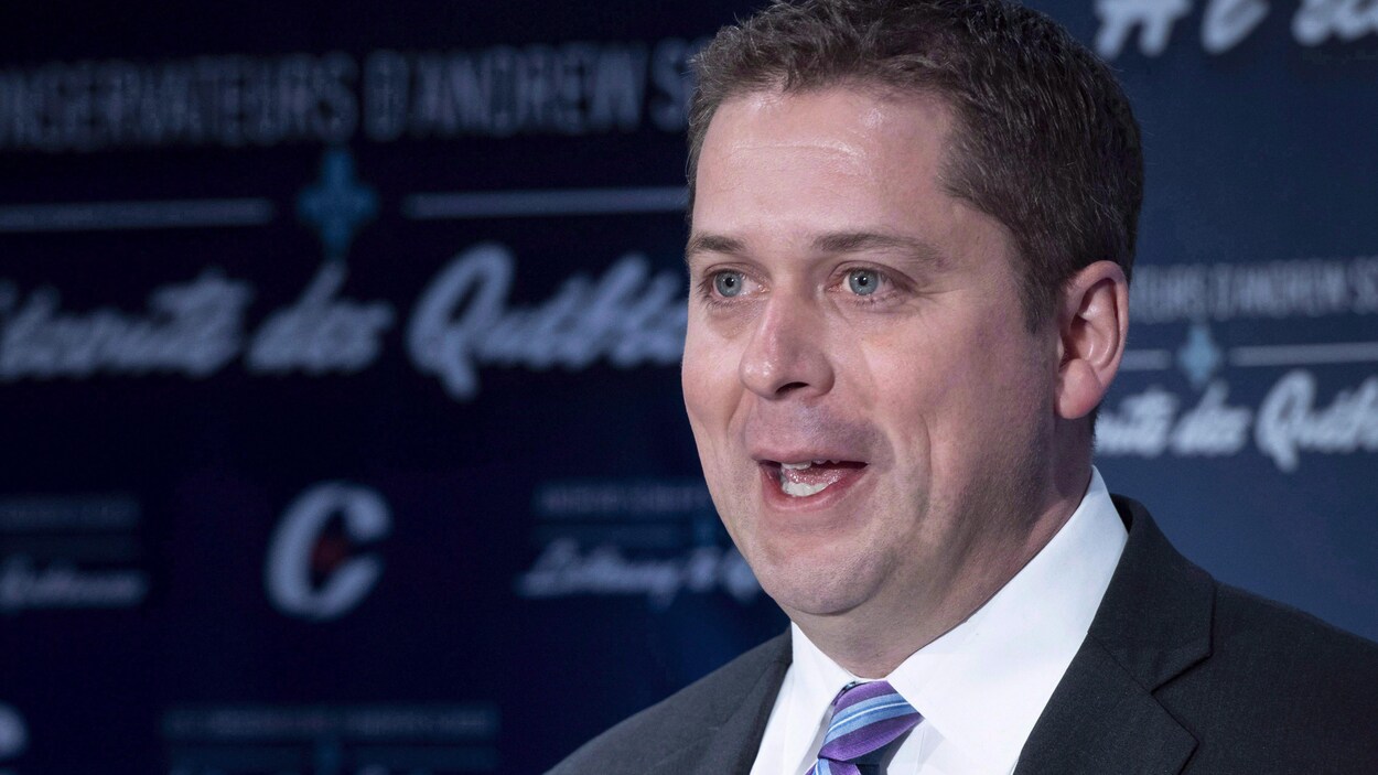 Le chef conservateur, Andrew Scheer, pendant un point de presse au Québec.