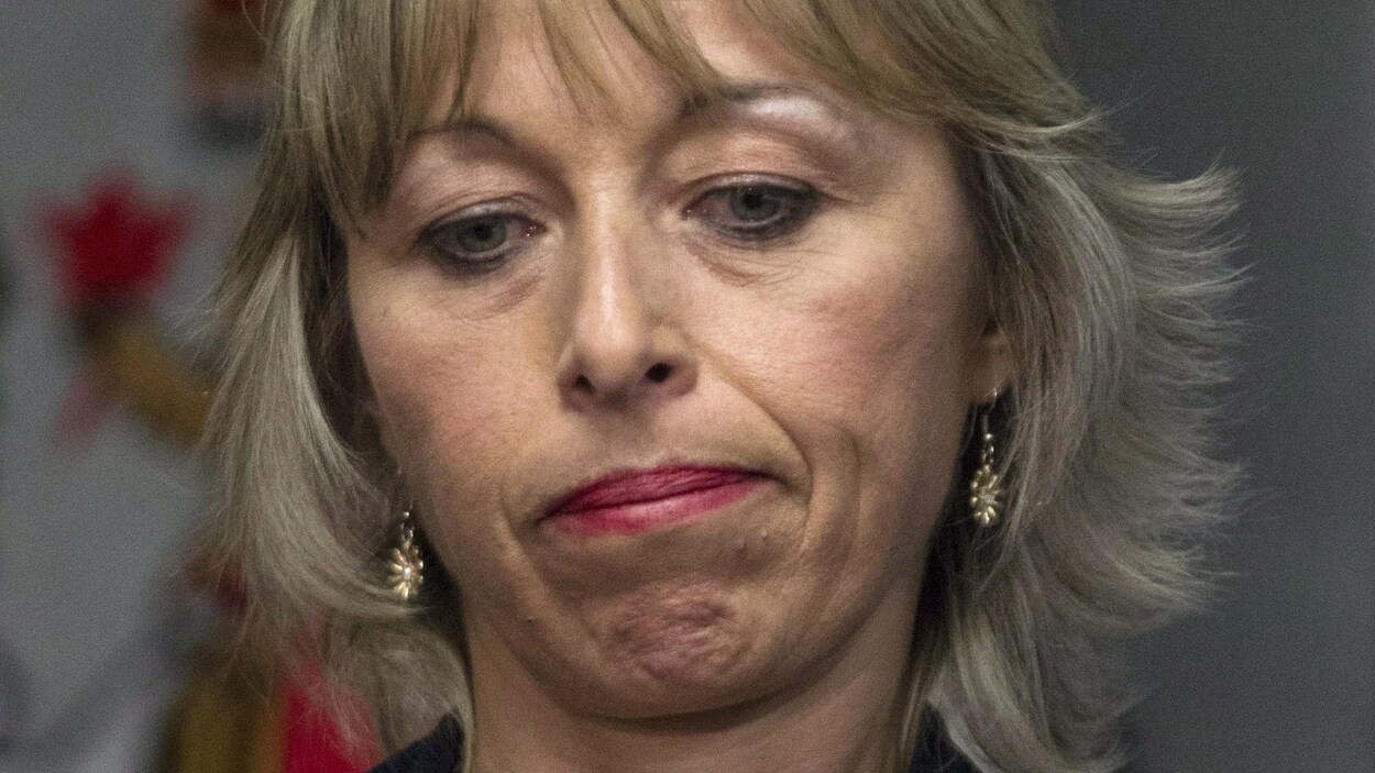 Gros plan du visage d'une femme aux cheveux blonds.