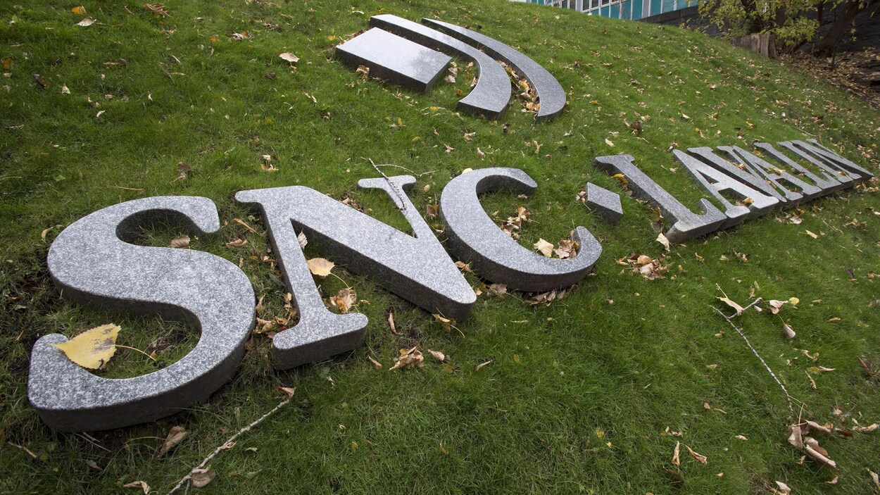 Le logo de SNC-Lavalin sur du gazon.