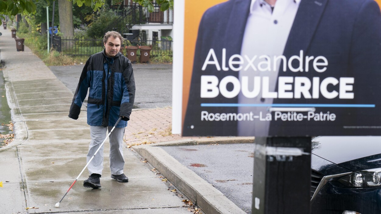 Jérôme Plante marche dans une rue de Montréal.