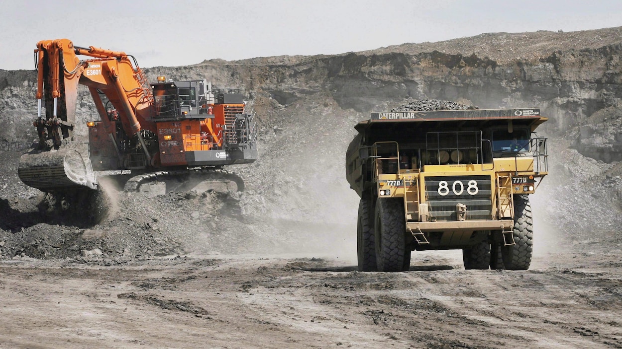 Un camion transporte une charge sur un site de sables bitumineux près de Fort McMurray, en Alberta, le mercredi 9 juillet 2008.