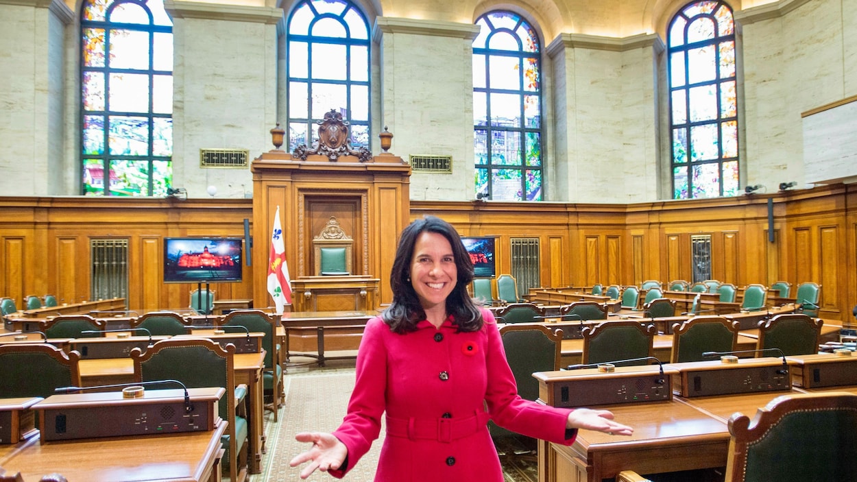 La nouvelle mairesse, Valérie Plante, au milieu du conseil municipal de Montréal. La nouvelle mairesse, Valérie Plante, au milieu du conseil municipal de Montréal.