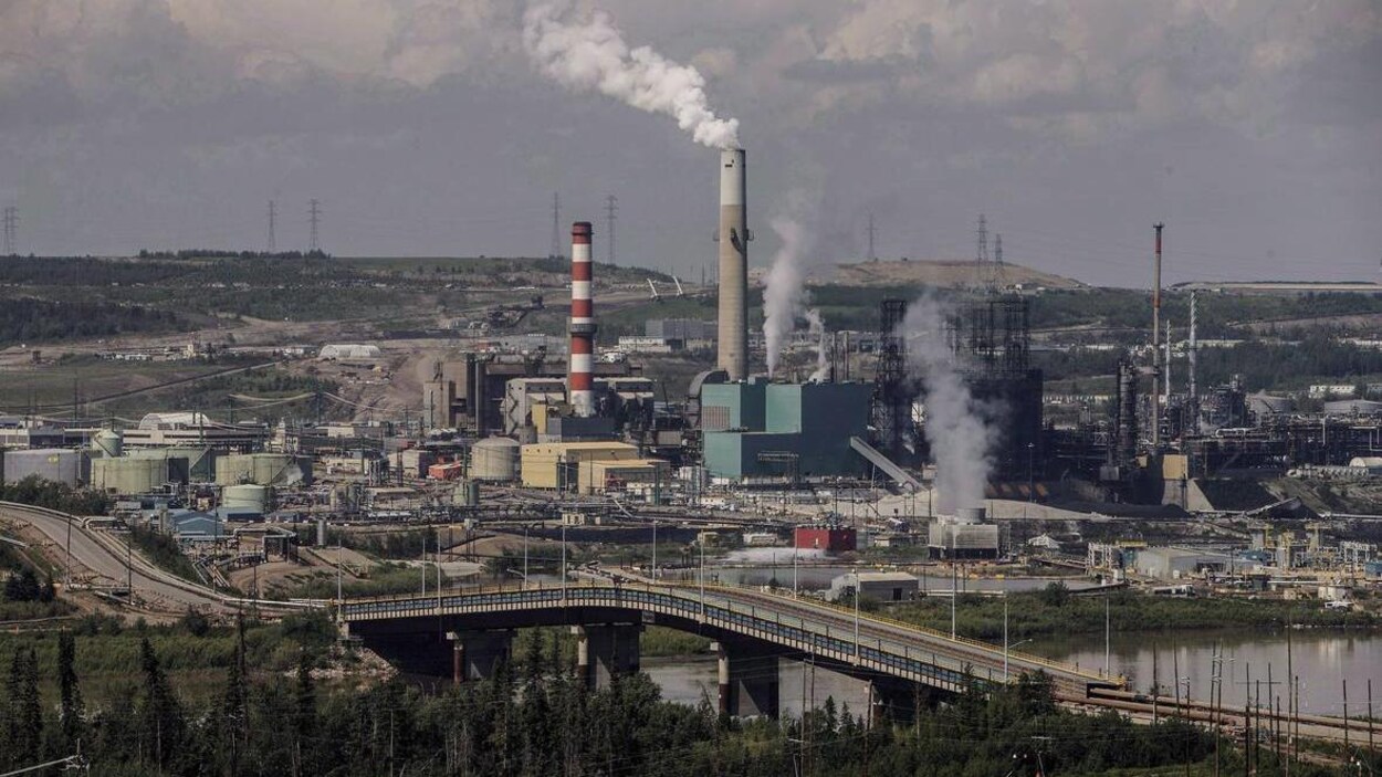Dans l'image, des fumées qui s'échappent des usines dans la région de Fort McMurray Dans l'image, des fumées qui s'échappent des usines dans la région de Fort McMurray