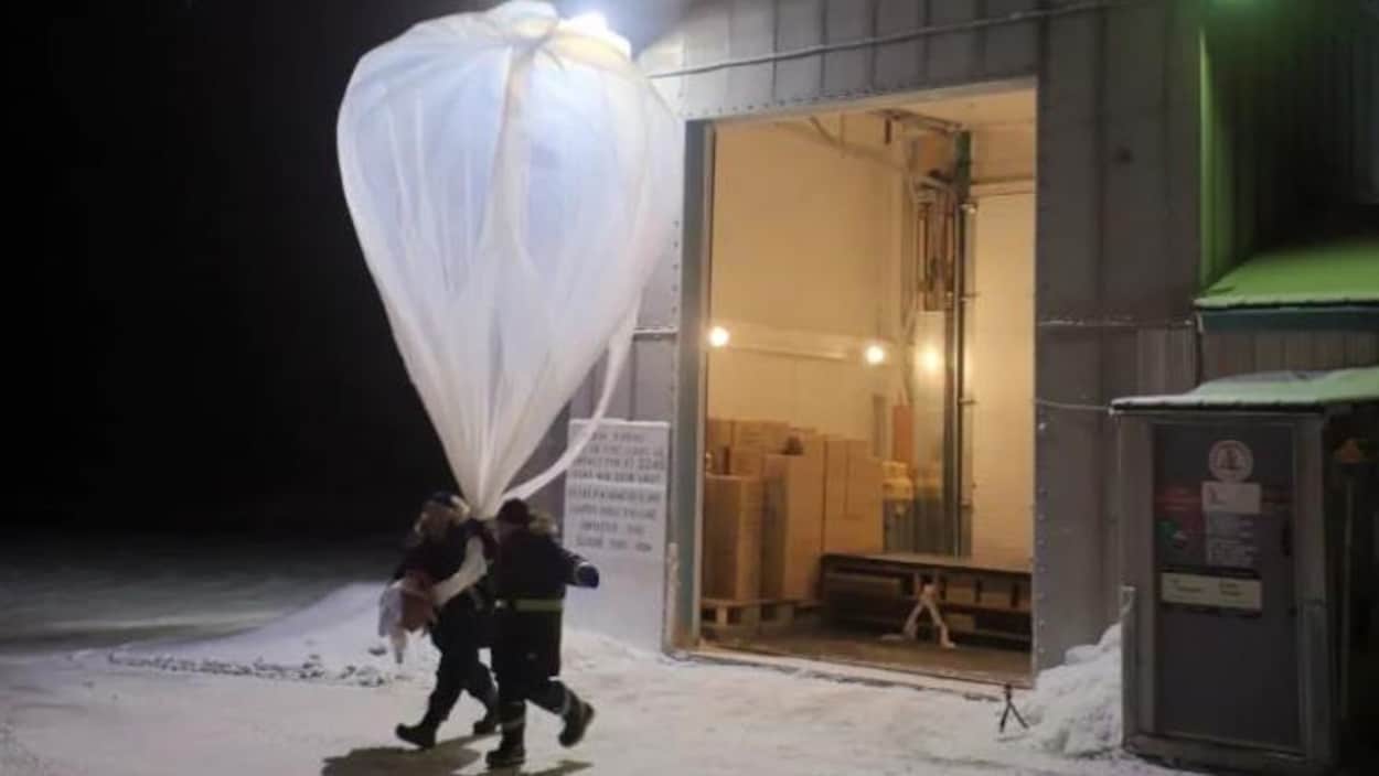 Une équipe lance un ballon météorologique.