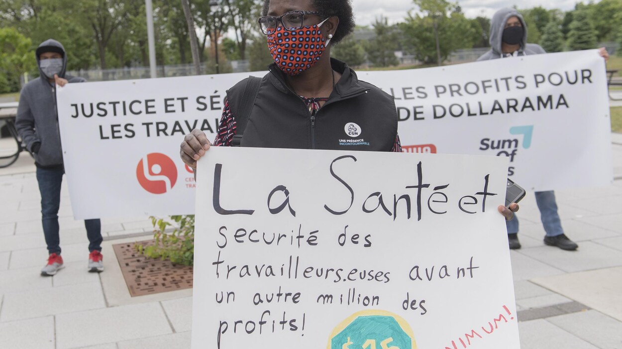 Les employés de Dollarama demandent notamment d'être payés 15 $ de l'heure au minimum.