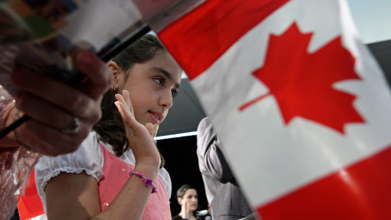 Negar Fakhraee, une jeune iranienne, prête serment lors de sa cérémonie de citoyenneté canadienne en 2009.