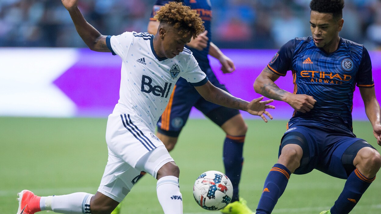 Le joueur des Whitecaps Yordy Reyna, à gauche, s'élance vers le ballon sur le terrain. Le joueur des Whitecaps Yordy Reyna, à gauche, s'élance vers le ballon sur le terrain.