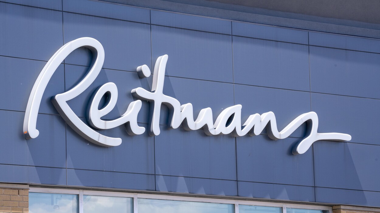 Une enseigne de l'entreprise Reitmans.